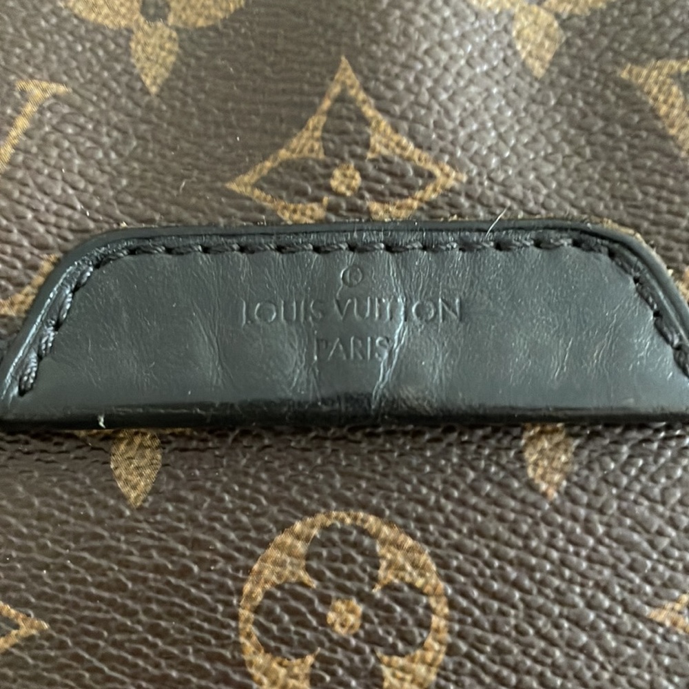 LOUIS VUITTON
Monogram Abbesses Messenger Bag - Picture 2 of 9